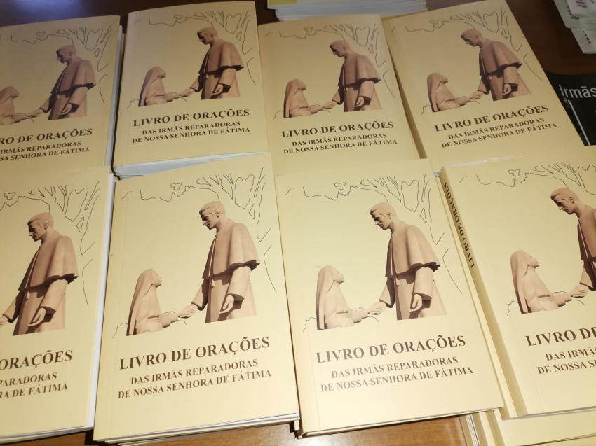 Irmãs Reparadoras lançam livro de orações e coleção de pagelas 